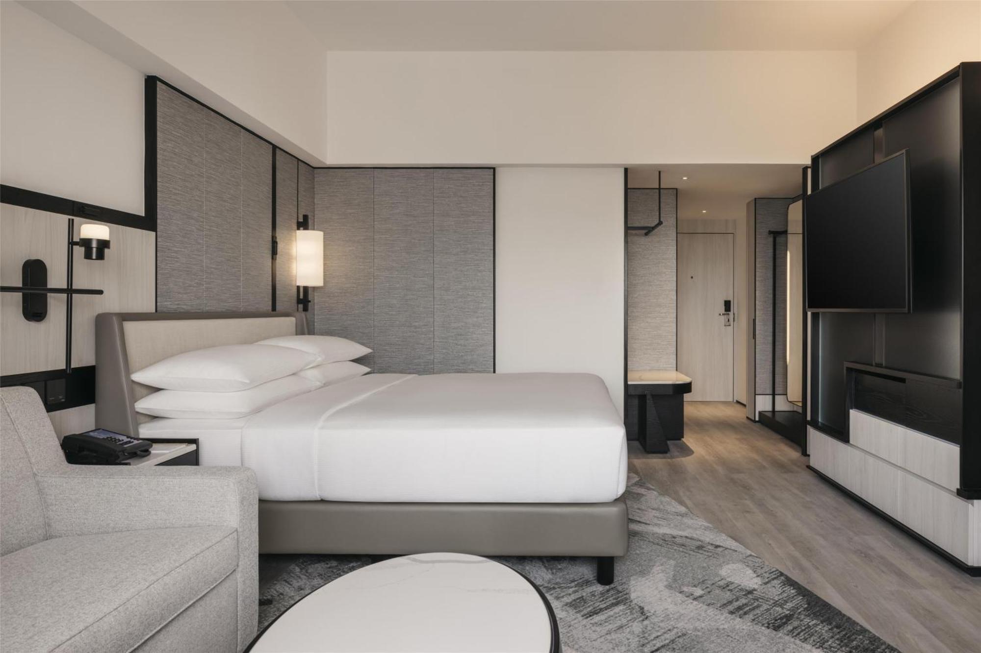 Deluxe King Room High Floor City View